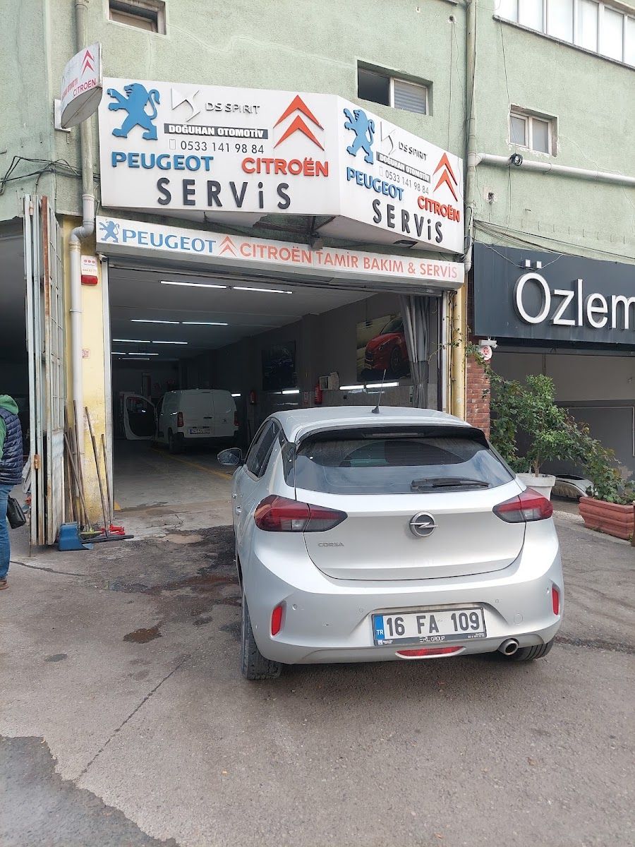 Dükkân önünde Opel Corsa