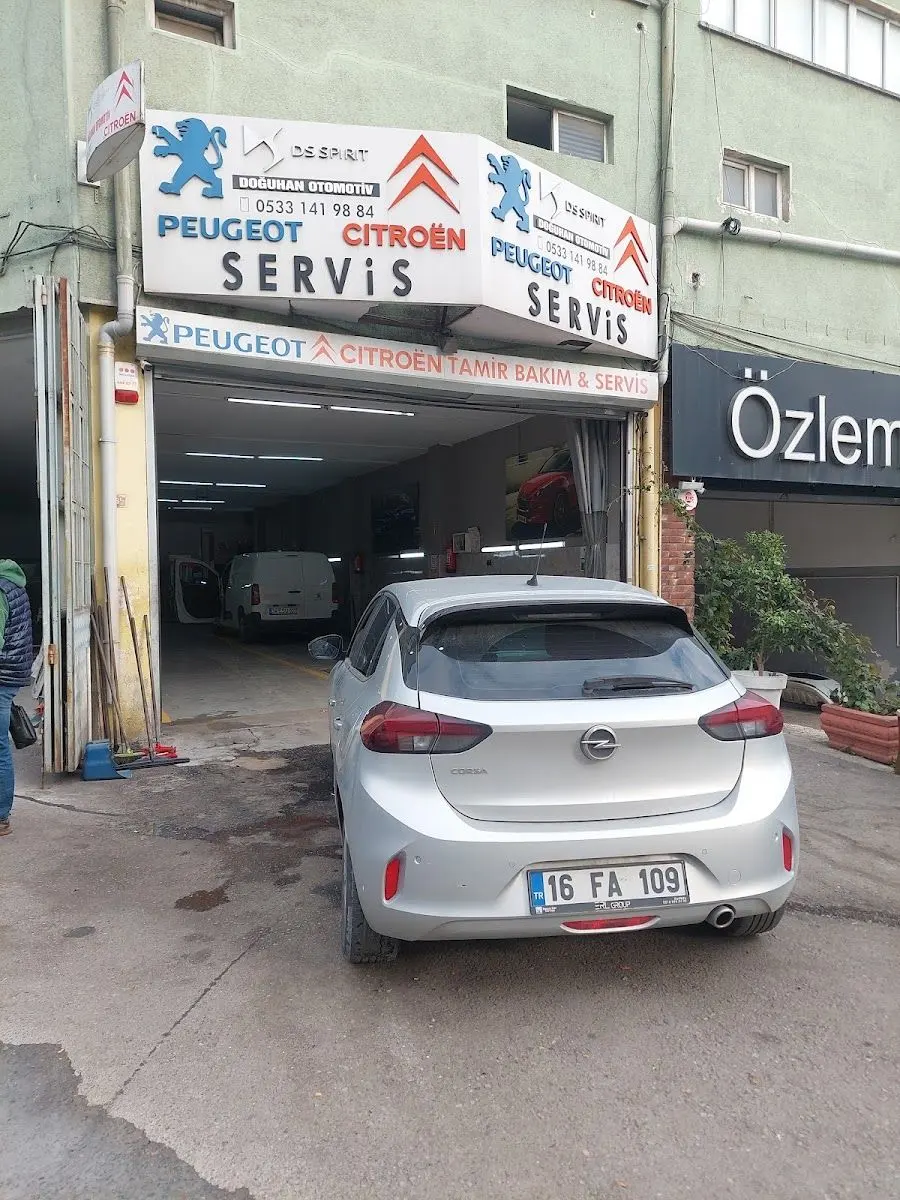 Dükkân önünde Opel Corsa